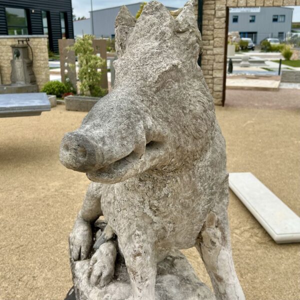 Reproduction d'un sanglier en pierre sur son socle