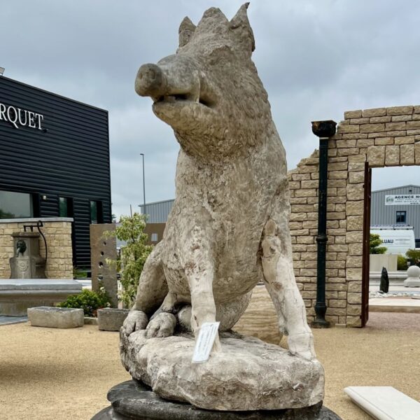 Sculpture d'un sanglier, réplique de la rennaissance