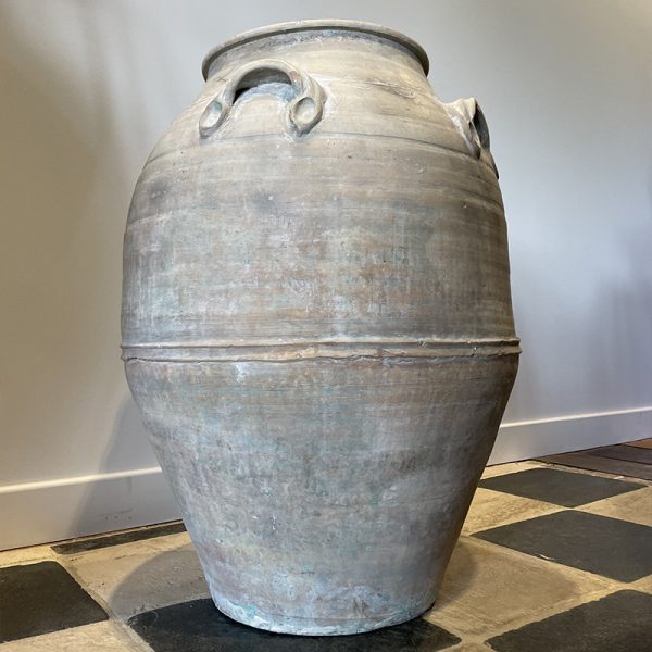 Vase ancien de couleur gris clair