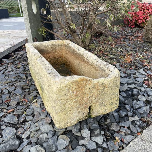 Bac en pierre pour jardinière ou fontaine