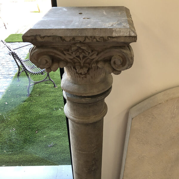 Colonne cylindrique avec chapiteau