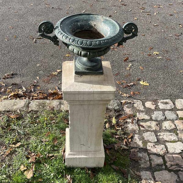 Colonne en pierre avec vase medicis