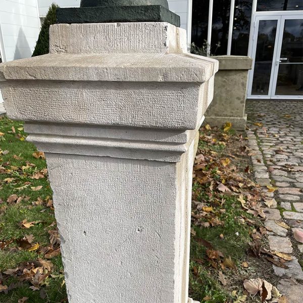 colonne en pierre sculptée