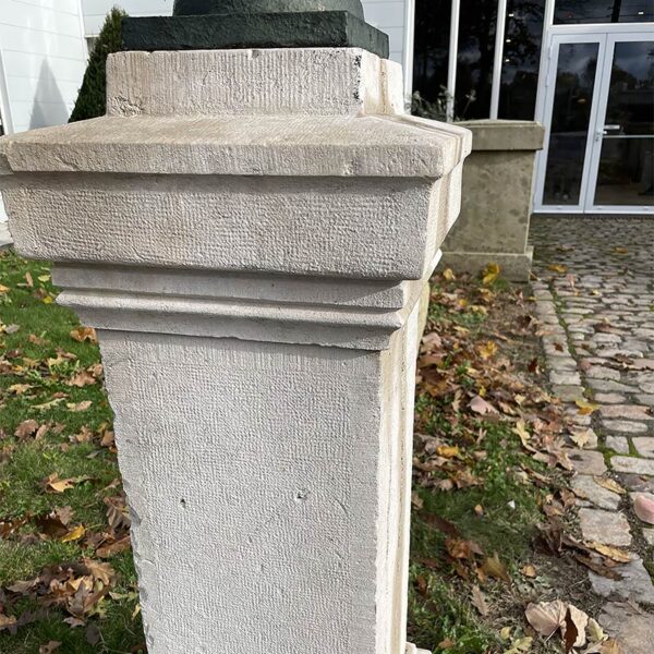 colonne en pierre sculptée