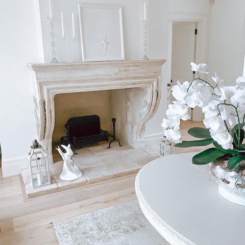 Décoration d'une cheminée ancienne dans un salon