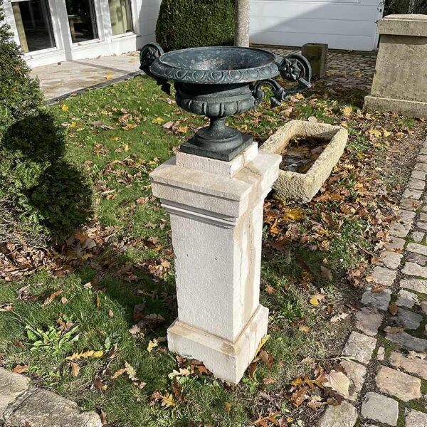 Ensemble de colonne en pierre avec vase mmédicis