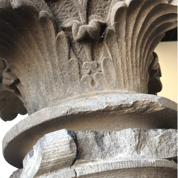 Chapiteau carré avec colonne en pierre bleue