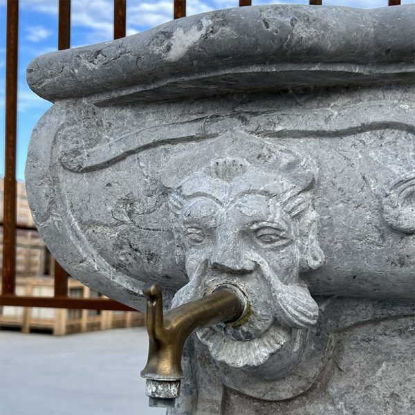 Fontaine avec deux têtes de lions et robinets