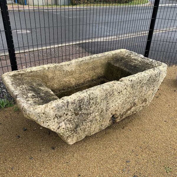 lavoir en pierre patinée avec double pente