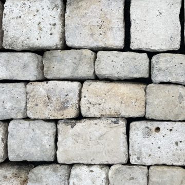 Pavé ancien en pierre calcaire