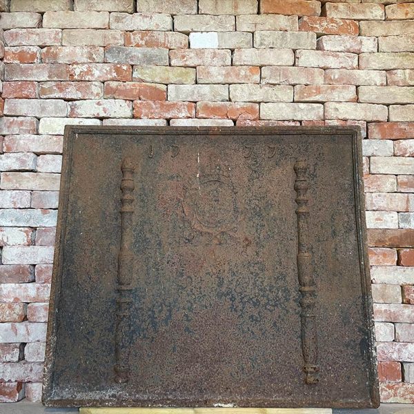 Plaque de cheminée ancienne avec l'inscription "1777"