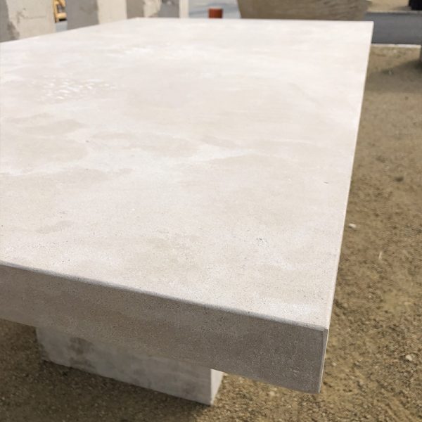 Plateau de table en pierre beige adouci brossé et chanfreiné