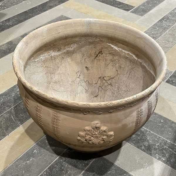 Vase en terre cuite avec détails artisanaux
