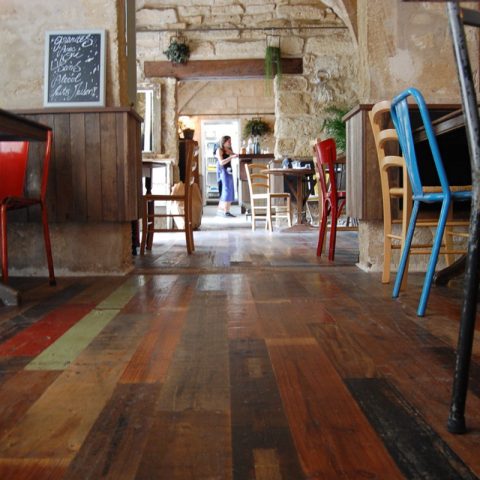 Aménagement intérieur d'un restaurant avec des matériaux anciens