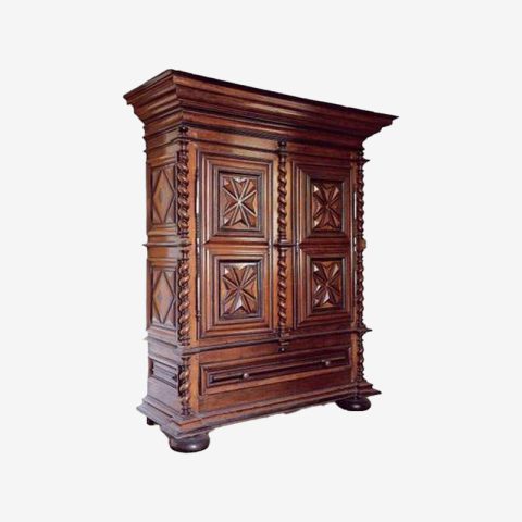 Armoire Louis XIII avec voix de Malte et colonnette tournée