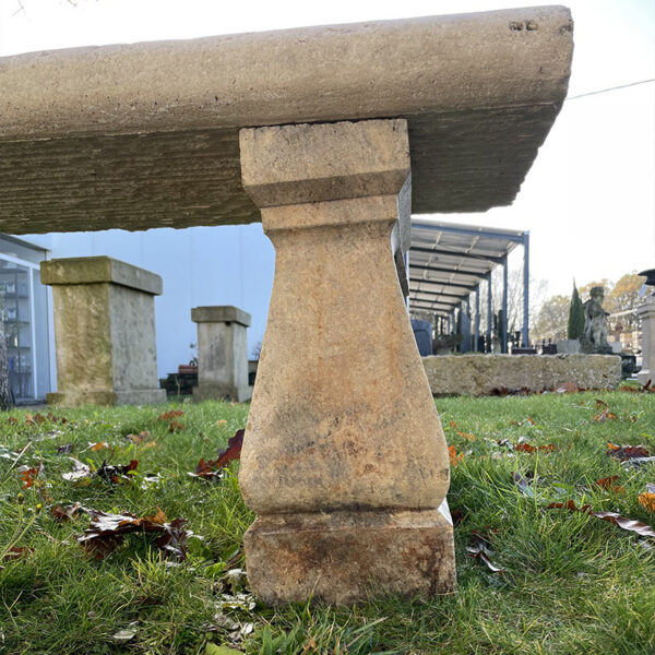 Banc avec pieds en pierre taillé