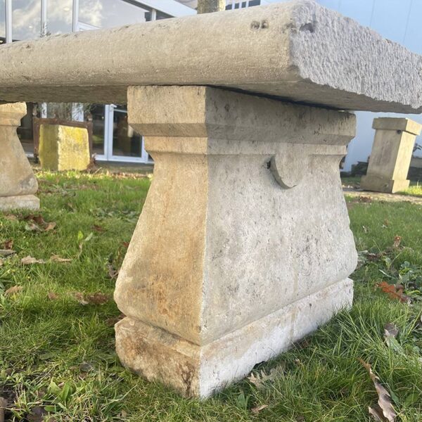 Banc en pierre avec pieds sculptés