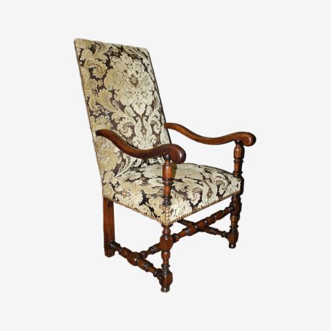 Fauteuil Louis XIII avec tapisserie claire et dossier haut