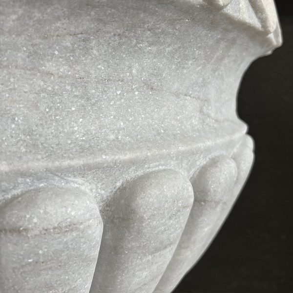 Godron sculpté sur vase en marbre