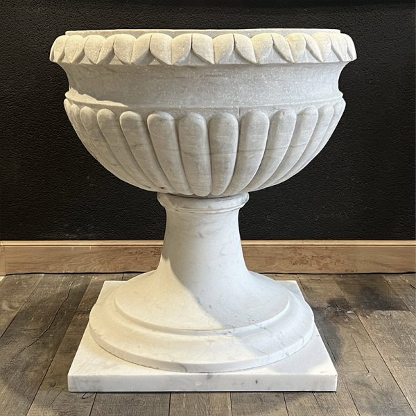 Grand vase en marbre blanc