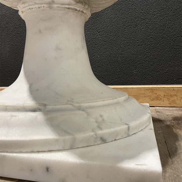pied rond sur socle carré de vase en marbre blanc