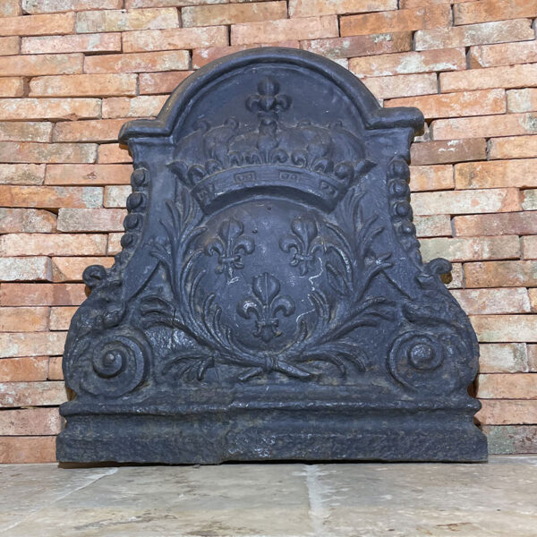 Plaque en fonte avec blason couronne royale fleurdelisée fermée