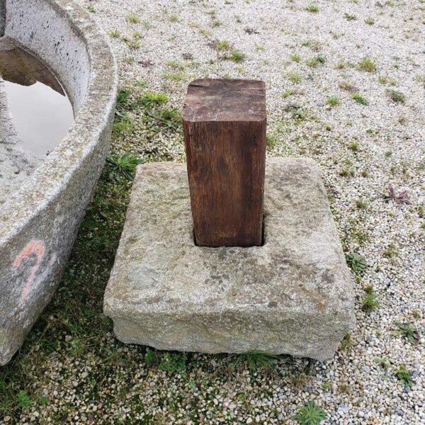 Socle en pierre de gadage ancien