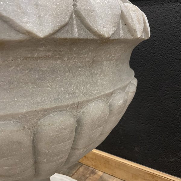vase avec godron et feuille sculpté