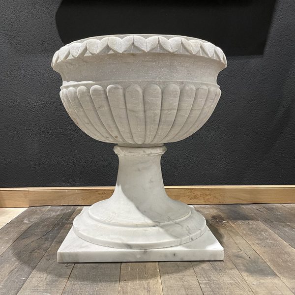 vase en marbre blanc sculpté