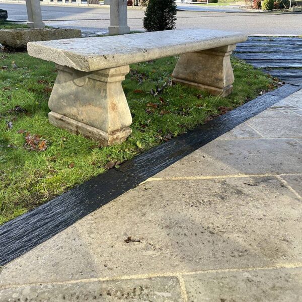 Vieux banc en pierre naturelle