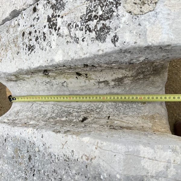 Longueur du bec du bassin en pierre calcaire