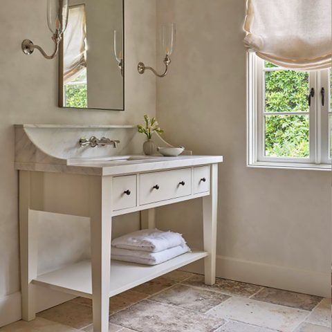 Projet d'aménagement de salle de bain avec pierre beige claire