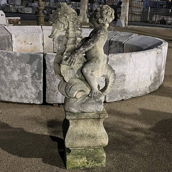 Statue représentant l'allégorie de Neptune sur un hippocampe