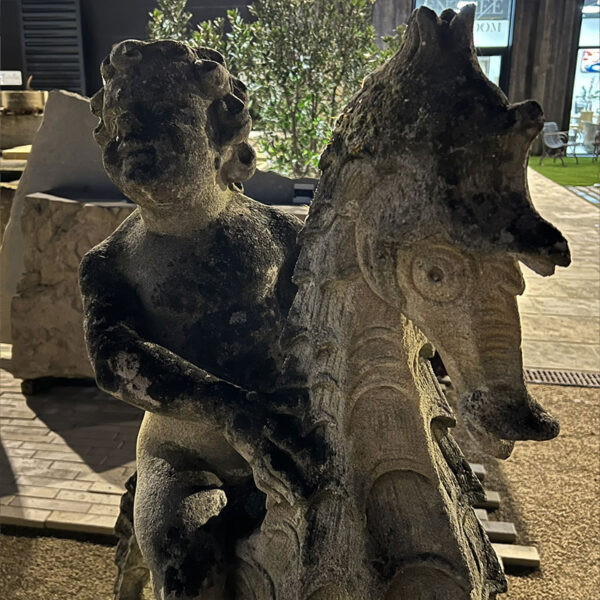 statue enfant sur cheval des mers