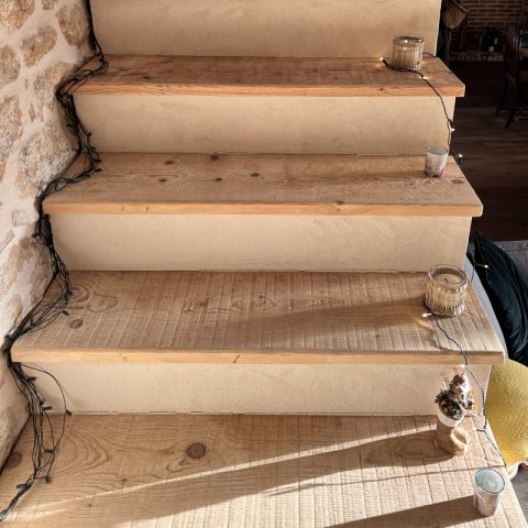 escalier avec enduit et bois