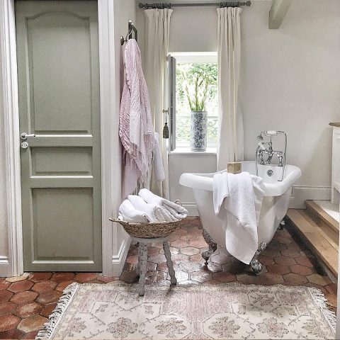 salle de bain style classique avec tomettes anciennes