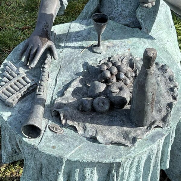 Statue table avec bouteille, verre, fruit et flute