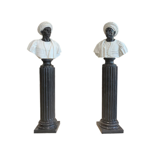 Paire de buste en marbre bicolor sur socle