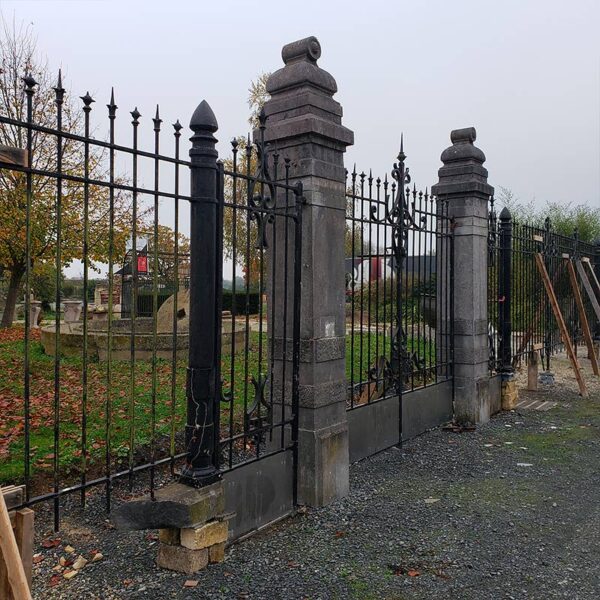portail ancien avec piliers et grilles