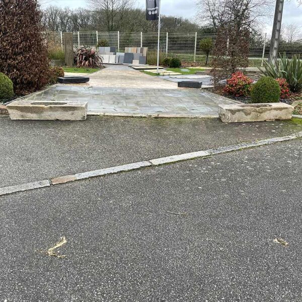 deux longues auges en granit