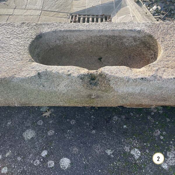 très belle auge en granit ancien