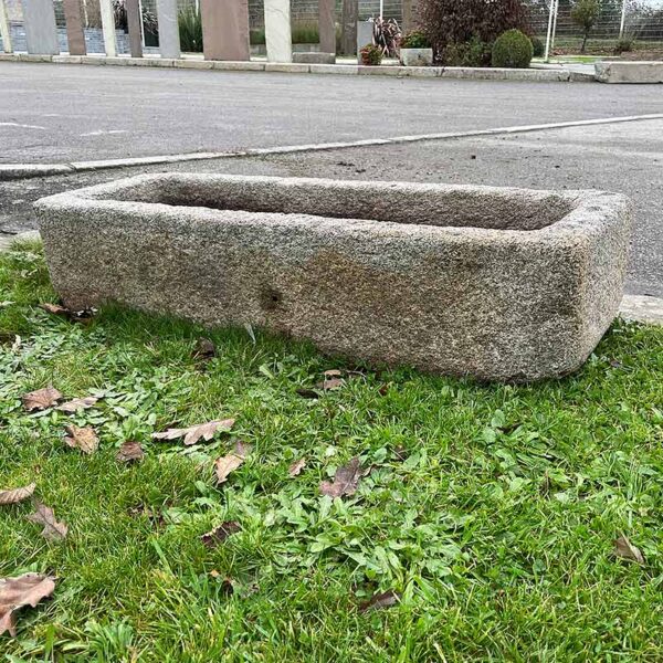 vieille auge rectangle en granit