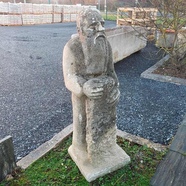 statue en granit d'un homme debout