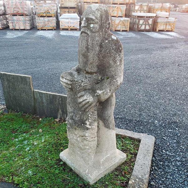 statue homme avec longue barbe