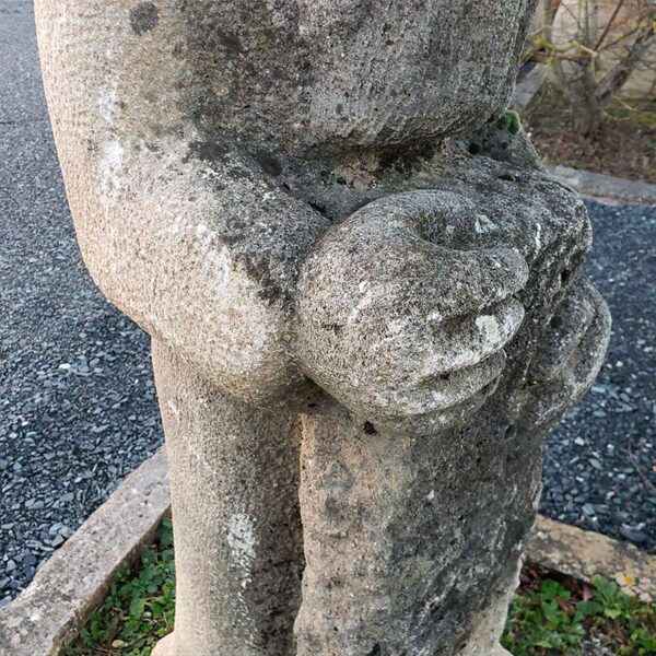 statue homme tenant un objet
