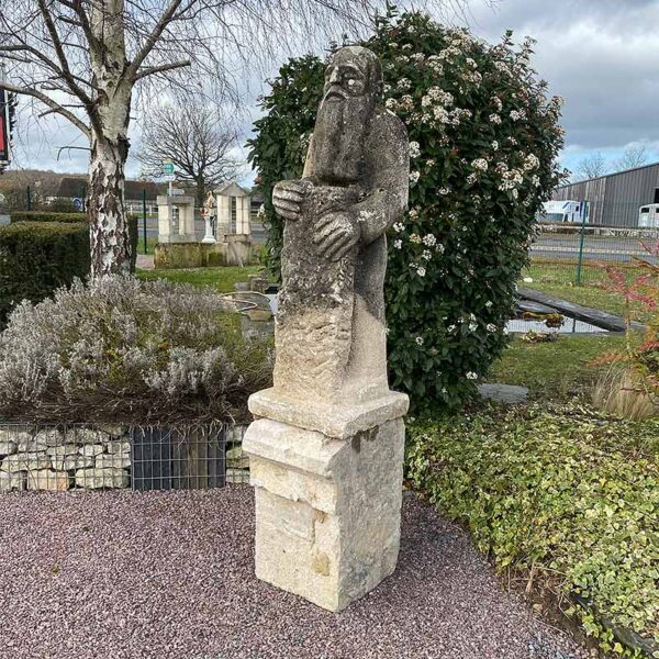 statue extérieure en granit d'un homme debout
