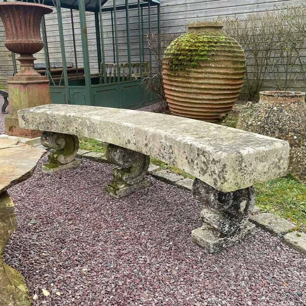 banc ancien arrondi en pierre calcaire