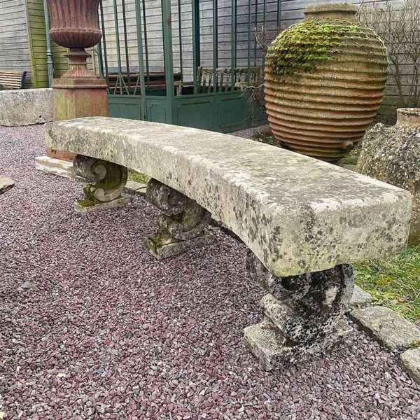 banc ancien en pierre avec trois pieds