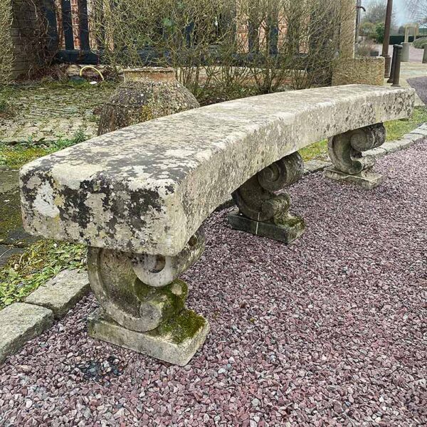 banc en pierre forme arquée