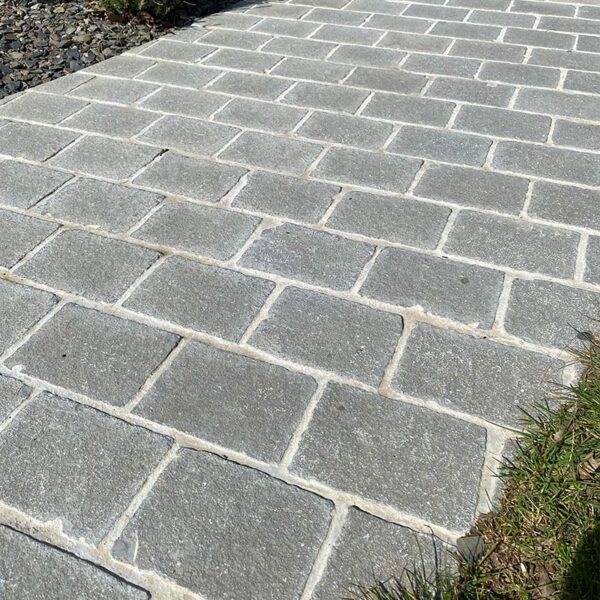 pavé en pierre naturelle gris